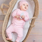 Een leuk broekje in een zachtroze kleur met een lieve print van V-tekentjes in de kleur wit uit de collectie Hearts Soft Pink van Jollein.