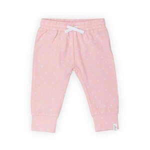 Een leuk broekje in een zachtroze kleur met een lieve print van V-tekentjes in de kleur wit uit de collectie Hearts Soft Pink van Jollein.
