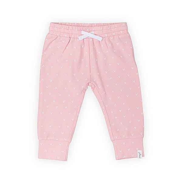 Een leuk broekje in een zachtroze kleur met een lieve print van V-tekentjes in de kleur wit uit de collectie Hearts Soft Pink van Jollein.