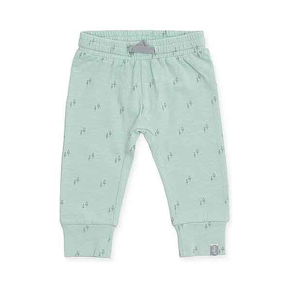Een leuk zachtgroen broekje met een lichtgrijze print van boompjes uit de collectie Forest van Jollein. Heerlijk zacht en comfortabel voor jouw kleintje.