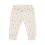 Een leuk crème kleurig broekje met een lichtgrijze print van boompjes uit de collectie Forest van Jollein. Heerlijk zacht en comfortabel voor jouw kleintje.