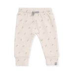 Een leuk crème kleurig broekje met een lichtgrijze print van boompjes uit de collectie Forest van Jollein. Heerlijk zacht en comfortabel voor jouw kleintje.