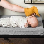 Een leuk crème kleurig broekje met een lichtgrijze print van boompjes uit de collectie Forest van Jollein. Heerlijk zacht en comfortabel voor jouw kleintje. 