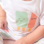 Dit witte t-shirtje met korte mouw is leuk voor in de zomer of in de lente met een vestje erover. Het t-shirtje met leuke opdruk van een vrolijke ijsjes in zachte kleuren en is goed te combineren met de effen broekjes uit de Jollein kledingcollectie. In de schouder van het t-shirtje zitten handige drukknoopjes zodat omkleden lekker makkelijk gaat.