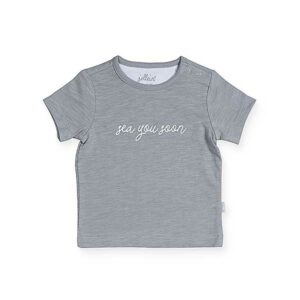 Leuk effen shirtje met tekst voor baby's. Het shirtje is grijs gemêleerd met de tekst 'see you soon' en komt uit de collectie Octopus grijs van Jollein. Gemaakt van biologisch katoen. 