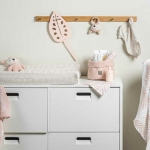 Deze leuke monddoekjes c.q. spuugdoekjes uit de collectie Nture van Jollein, zijn fijn om te gebruiken bij het voeden van de baby. De doekjes worden geleverd in 2 designs: 2x roze met witte print & 1x wit met roze print.