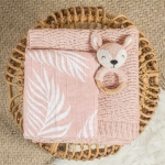 Deze zachte washandjes uit de collectie Nature van Jollein zijn makkelijk te gebruiken bij het badderen of het schoonmaken van een vies gezichtje. Washandjes worden geleverd in 2 uitvoeringen: 2x roze met witte bladeren en 1x wit met roze bladeren.