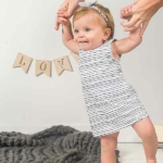 Een leuk mouwloos jurkje in het wit met fijne zwarte streepjes. Dit jurkje komt uit de collectie Stripes van Jollein. Heerlijk voor de warme dagen.