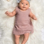 Mooi roze jurkje van biologisch hydrofiel katoen. Het jurkje is gemaakt van 'gekreukelde' stof. Je vindt het jurkje in de Cotton wrinkled collectie van Jollein.