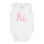 Een leuk wit rompertje zonder mouwen. Op de voorzijde van het rompertje is de tekst 'Hi' gedrukt in het roze. Het rompertje is gemaakt van biologisch katoen. 