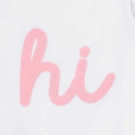 Een leuk wit rompertje zonder mouwen. Op de voorzijde van het rompertje is de tekst 'Hi' gedrukt in het roze. Het rompertje is gemaakt van biologisch katoen. 