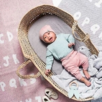 Een mooi fijn gebreid vestje in de kleur zachtgroen. Dit vestje komt uit de collectie Pretty Knit Stone Green van Jollein. Het vestje is voorzien van knoopjes en gemaakt van biologisch katoen.