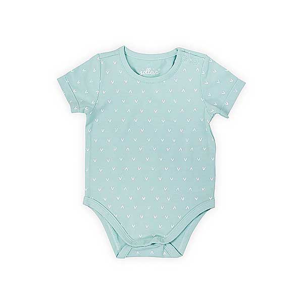 Het rompertje is mintgroen met witte print in de vorm van V-tjes. Het rompertje komt uit de collectie Hearts Soft Green van Jollein. Gemaakt van biologisch katoen.