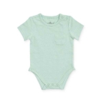 Mooie effen mint kleurig rompertje met korte mouwen. Het rompertje heeft op de borst een zakje en komt uit de Forest kledingcollectie van Jollein. Gemaakt van katoen. 