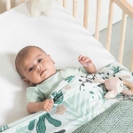 Mooie effen mint kleurig rompertje met korte mouwen. Het rompertje heeft op de borst een zakje en komt uit de Forest kledingcollectie van Jollein. Gemaakt van katoen. 