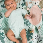 Mooie effen mint kleurig rompertje met korte mouwen. Het rompertje heeft op de borst een zakje en komt uit de Forest kledingcollectie van Jollein. Gemaakt van katoen. 