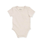 Mooie crème kleurig rompertje met korte mouwen. Het rompertje heeft een zakje op de borst en komt uit de Forest kledingcollectie van Jollein. Gemaakt van katoen. 