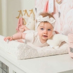 Mooie crème kleurig rompertje met korte mouwen. Het rompertje heeft een zakje op de borst en komt uit de Forest kledingcollectie van Jollein. Gemaakt van katoen. 