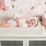 Mooie crème kleurig rompertje met korte mouwen. Het rompertje heeft een zakje op de borst en komt uit de Forest kledingcollectie van Jollein. Gemaakt van katoen. 