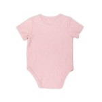 Een leuk rompertje met korte mouw. Het rompertje is zacht roze van kleur met witte print van V-tjes uit de collectie Hearts Soft Pink van Jollein.