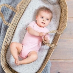 Een leuk rompertje met korte mouw. Het rompertje is zacht roze van kleur met witte print van V-tjes uit de collectie Hearts Soft Pink van Jollein.