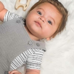 Mooi zomer shirtje voor baby's met toffe print van Jollein. Het witte shirtje heeft een leuke opdruk met zwarte streepjes en komt uit de collectie Stripes van Jollein.