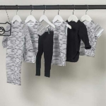 Een leuk mouwloos jurkje in het wit met fijne zwarte streepjes. Dit jurkje komt uit de collectie Stripes van Jollein. Heerlijk voor de warme dagen.