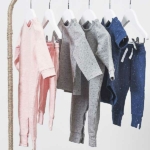 Een leuk blauw shirtje met lange mouw uit de collectie Speckled Blue van Jollein. Het shirtje heeft een fijne spikkels in de kleur wit. Gemaakt van biologisch katoen.