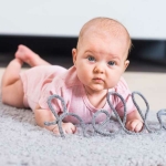 Dit roze rompertje is gemêleerd met een klein spikkeltje in de stof en heeft een klein zakje op de borst. Het rompertje komt uit de Speckled Pink collectie van Jollein.