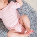 Dit roze rompertje is gemêleerd met een klein spikkeltje in de stof en heeft een klein zakje op de borst. Het rompertje komt uit de Speckled Pink collectie van Jollein.