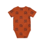 Een leuk roestbruine rompertje met korte mouwen uit de collectie Wild Animals Tiger Rust van Jollein. Romper heeft een zwarte print van een tijgerhoofd.