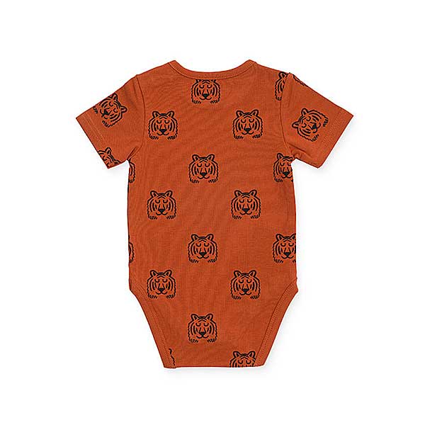 Een leuk roestbruine rompertje met korte mouwen uit de collectie Wild Animals Tiger Rust van Jollein. Romper heeft een zwarte print van een tijgerhoofd.