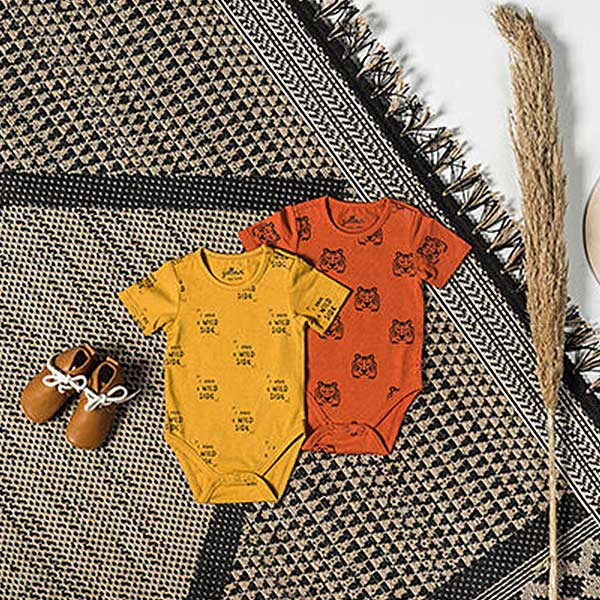 Een leuk roestbruine rompertje met korte mouwen uit de collectie Wild Animals Tiger Rust van Jollein. Romper heeft een zwarte print van een tijgerhoofd.