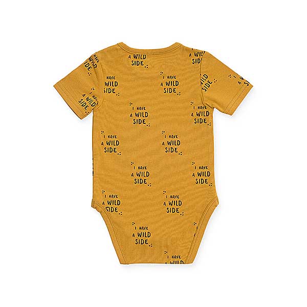 Een leuk okergeel rompertje met korte mouwen uit de collectie Wild Animals Mustard van Jollein. Op het romper staat met zwart de tekst 'I have a Wild Side' geprint.