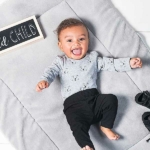 Een leuk grijs rompertje met lange mouwen. Het rompertje is bedrukt met gezichtjes van een leeuw en komt uit de collectie Little Lion Grey van Jollein.