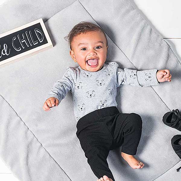 Een leuk grijs rompertje met lange mouwen. Het rompertje is bedrukt met gezichtjes van een leeuw en komt uit de collectie Little Lion Grey van Jollein.
