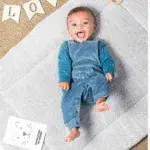 Een leuke romper met lange mouwen in een blauwe kleur. Het rompertje heeft printjes van een leeuwengezichtje in de kleur wit.