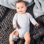 Leuke grijze romper van Jollein uit de Mini Dots Soft Grey collectie. Het rompertje heeft lange mouwen en een fijne stippenprint. Gemaakt van biologisch katoen en elastaan.