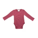 Deze leuke romper in de kleur Maroon is gemaakt van fijne ribstof en komt uit de collectie Rib Maroon Red van Jollein. Het rompertje heeft lange mouwen en is gemaakt van biologisch katoen en elastaan.