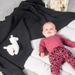 Deze leuke romper in de kleur Maroon is gemaakt van fijne ribstof en komt uit de collectie Rib Maroon Red van Jollein. Het rompertje heeft lange mouwen en is gemaakt van biologisch katoen en elastaan.