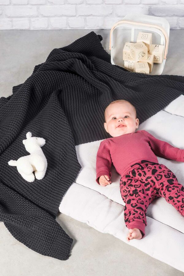 Deze leuke romper in de kleur Maroon is gemaakt van fijne ribstof en komt uit de collectie Rib Maroon Red van Jollein. Het rompertje heeft lange mouwen en is gemaakt van biologisch katoen en elastaan.