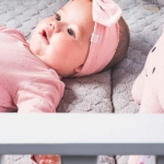 Leuke roze romper van Jollein uit de Mini Dots Blush Pink collectie. Het rompertje heeft lange mouwen en een fijne stippenprint. Gemaakt van biologisch katoen en elastaan.