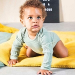 Leuke groene romper van fijne ribstof van Jollein uit de collectie Rib Forest Green. Het rompertje heeft lange mouwen en is gemaakt van biologisch katoen en elastaan.