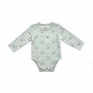 Een leuk grijs rompertje met lange mouwen. Het rompertje is bedrukt met gezichtjes van een leeuw en komt uit de collectie Little Lion Grey van Jollein.