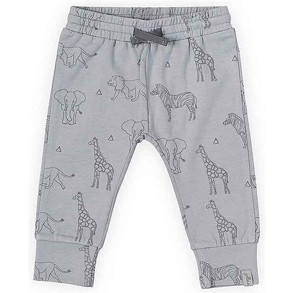 Een leuk grijs broekje met een leuke safariprint van olifanten, zebra's, leeuwen en giraffe. Dit broekje komt uit de collectie van Jollein. Het broekje heeft een elastisch band met een koordje.