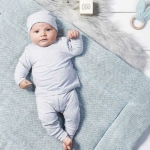 Een leuk grijs broekje met een fijne stippenprint in donkergrijs uit de collectie Mini Dots Soft Grey van Jollein. Het broekje heeft een elastisch band met een koordje.