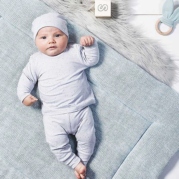 Een leuk grijs broekje met een fijne stippenprint in donkergrijs uit de collectie Mini Dots Soft Grey van Jollein. Het broekje heeft een elastisch band met een koordje.