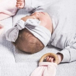 Leuk grijs shirtje met lange mouwen van Jollein . Dit shirtje komt uit de collectie Mini Dots Grey. Het shirtje heeft een hele fijne stippenprint. Gemaakt van biologisch katoen. 