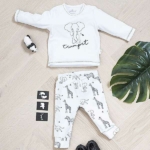 Stoer shirtje met lange mouw in de kleur wit met leuke printopdruk van een olifant. Het shirtje komt uit de collectie Safari Black/White van Jollein. Gmaakt van biologisch katoen.