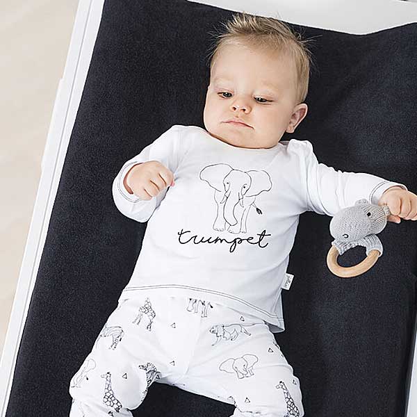 Stoer shirtje met lange mouw in de kleur wit met leuke printopdruk van een olifant. Het shirtje komt uit de collectie Safari Black/White van Jollein. Gmaakt van biologisch katoen.